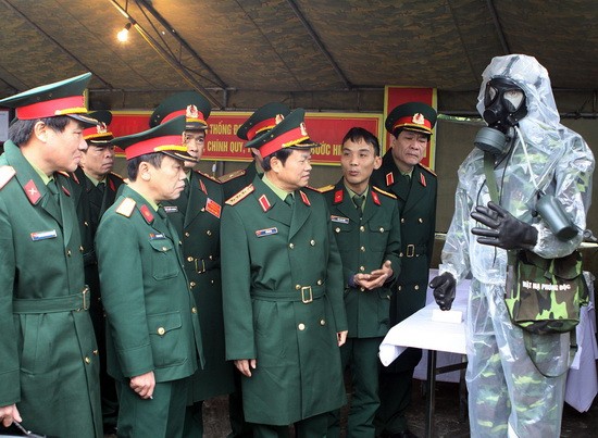Thượng tướng Đỗ Bá Tỵ, Tổng Tham mưu trưởng, Thứ trưởng Bộ Quốc phòng thăm quan gian trưng bày sản phẩm của các binh chủng. (Ảnh: Trọng Đức/TTXVN)